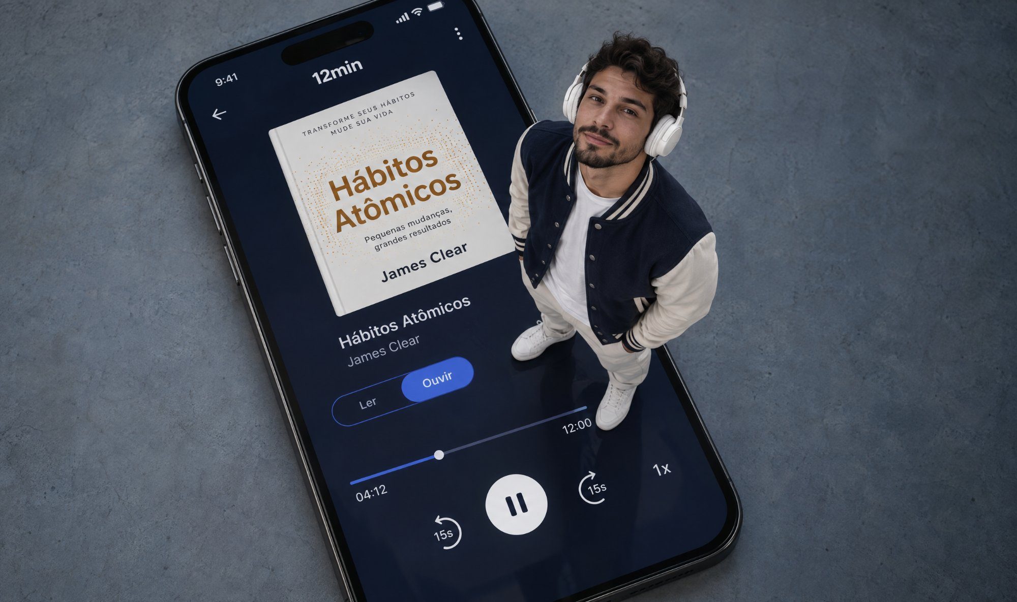 Pessoa com fones em pé sobre um celular com o player de áudio do 12min